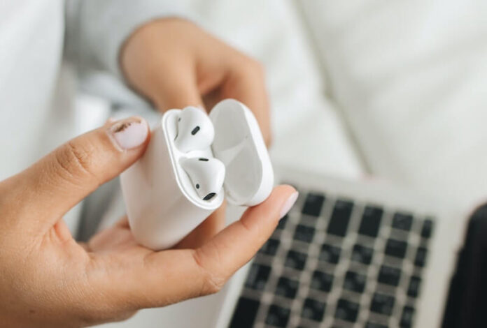 How-to-Fix-AirPods-Case-Not-Charging-Issues-with-Light-or-No-Light
