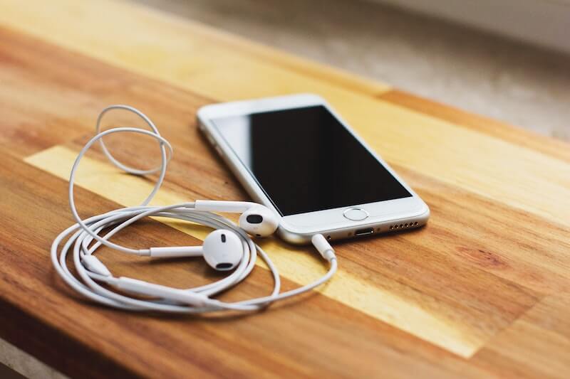 Methods-to-Clean-your-Phone-or-Computer-Headphone-Jack-or-Aux-Port-Properly-Safely